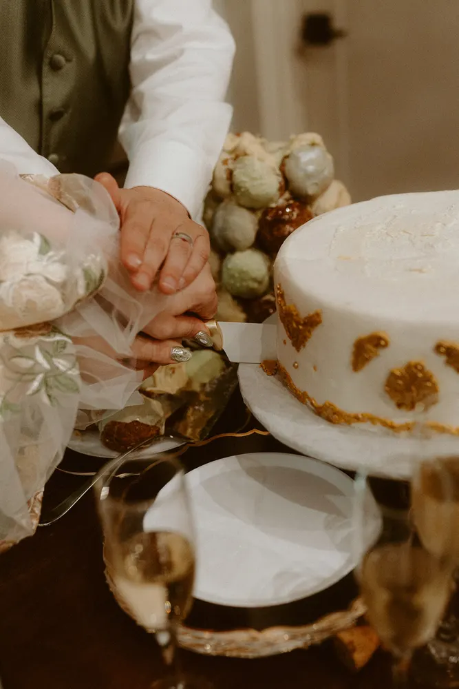 Cutting the wedding cake